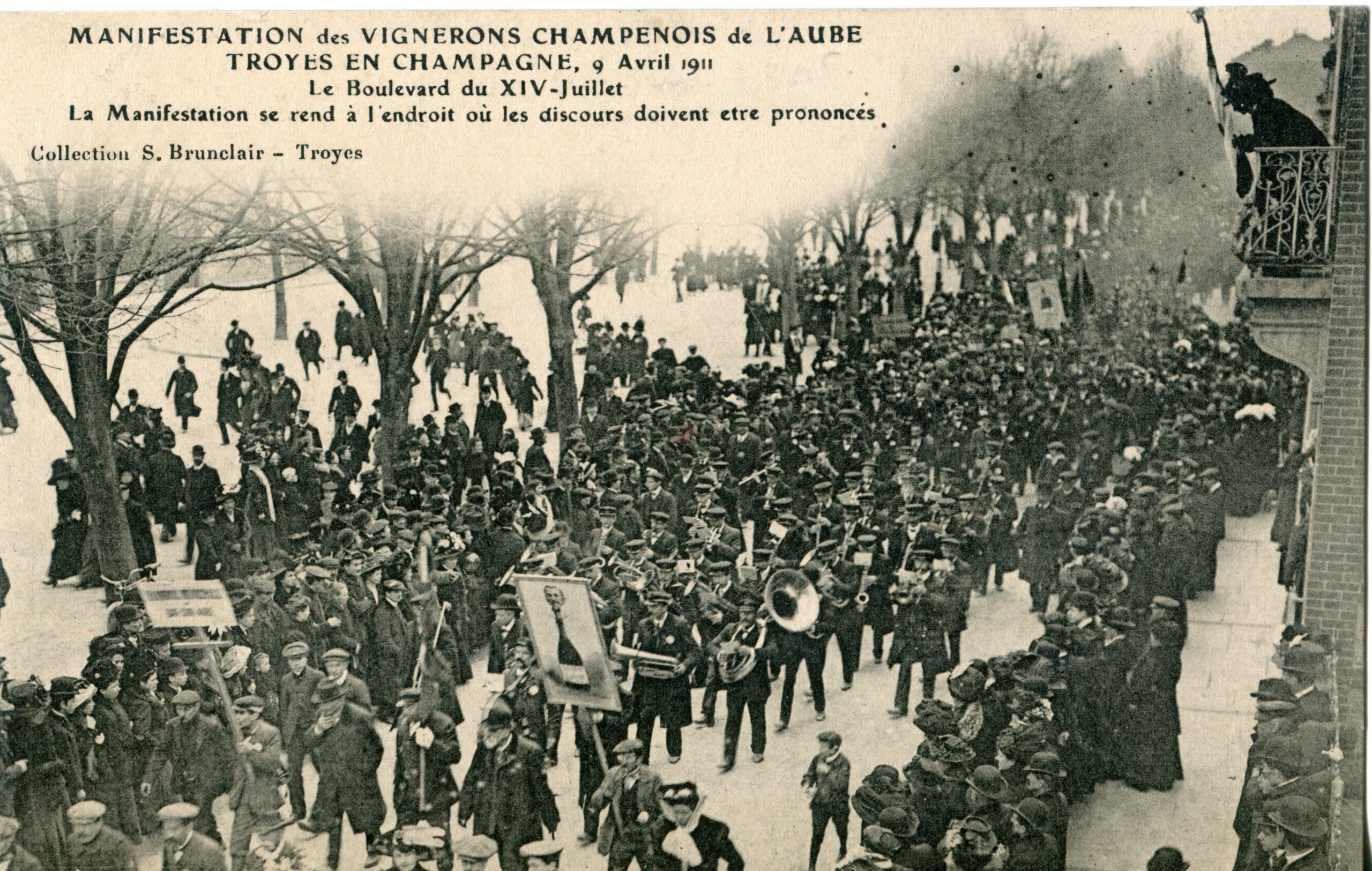Troyes - Manifestation des Vignerons . Bd du XIV juillet