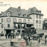 Raulhac - Le courrier arrivant sur la grande place