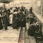 Lourdes - Pélerins buvant l'Eau Miraculeuse