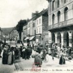 Salins les Bains - Le marché rue de la République