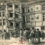 Blois - La cour d'honneur du Château Reconstitution d 'une scène au Moyen-Age