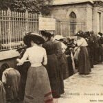 Lourdes - Devant la source Miraculeuse