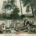 Bois d'Oingt (le) - Les laveuses au bord de l'Azergues ( couleur)