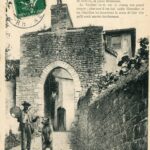 Chazay d'Azergues - Porte de la ville surmontée du Babouin