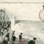 Les Sables d'Olonne - Les lames sur le Remblai près le phare rouge