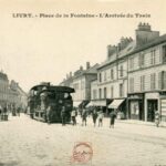 Livry - Place de la fontaine, l'Arrivée du Train