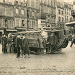 Paris- A la suite d'un Commencement d' Emeute un Omnibus est renversé rue Fontaine