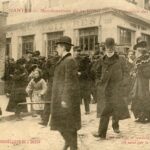 Nantes - Manifestations du 22 fevrier 1906- Un agent du Fisc se rendant à la Préfecture est suivi par la Foule